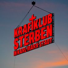 Roter Schriftzug: "KRAFT KLUB STERBEN IN KARL-MARX-STADT" vor farbigem Abendhimmel.