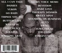 Eine Liste von Songtiteln vor einem Porträt eines tätowierten Mannes in Schwarz-Weiß.