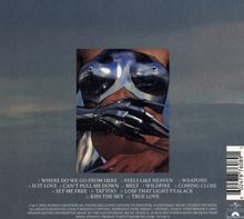 Nummerierte Songtitel. In der Mitte eine Person in metallischer Rüstung. Der Hintergrund ist grau-blau.