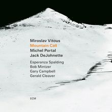 Text: Miroslav Vitous, Mountain Call, Michel Portal, Jack DeJohnette. Bild eines verschneiten Berges in Schwarz-Weiß.