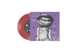 Text: "side a: drivers license (david byrne version)", "side b: burning down the house (live at gov ball)".  
Illustration: Frau mit übergroßem Mund. Rote Schallplatte.