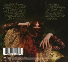 Geschwungene Schrift mit Songtiteln; Frau mit langem, rotem Haar und reich verzierten Stoffen bedeckt ihr Gesicht.