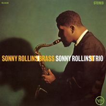„SONNY ROLLINS BRASS SONNY ROLLINS TRIO“ in orange und weißem Text. Ein Mann spielt Saxophon seitlich in einem dunklen Anzug.