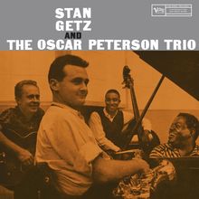 Text: "STAN GETZ AND THE OSCAR PETERSON TRIO". Musikszene mit vier lachenden Männern und Instrumenten, nostalgisch.