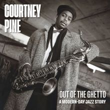 "COURTNEY PINE" und "OUT OF THE GHETTO: A MODERN-DAY JAZZ STORY". Schwarz-Weiß-Bild eines Mannes mit Saxophon.