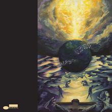 Logo: Oval und Rechteck-Form „BLUE NOTE“. Illustration: Dunkle und helle Wolken, Kugel, Noten und Silhouetten in dynamischer Szene.