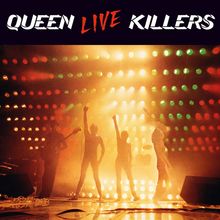 "QUEEN LIVE KILLERS" oben in weiß, rot und weiß. Darunter eine beleuchtete Bühne mit vier Mitgliedern in dynamischen Posen.