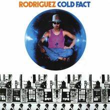 „RODRIGUEZ COLD FACT“ oben. Illustration: Person im Kreis sitzt mit Hut und Sonnenbrille, unten Häuserreihe.
