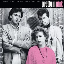 "Original Motion Picture Soundtrack. Pretty in Pink." Drei Menschen in Vintage-Kleidung, eine Person trägt ein pinkes Oberteil.