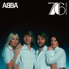 „ABBA“, „76“, „Dancing Queen“. Vier Personen in weißer Kleidung vor dunklem Hintergrund. Links zwei Frauen, rechts zwei Männer.