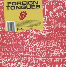 „FOREIGN TONGUES“ in schwarzem Text auf gelbem Hintergrund. Rote Fläche mit verschiedenen weißen Schriftzeichen darunter.
