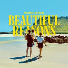"MICHAEL SCHULTE BEAUTIFUL REASONS" in gelber Schrift. Familie spaziert am Strand, blaues Wasser, grüne Hügel im Hintergrund.