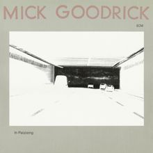 „MICK GOODRICK“ oben, „In Pa(s)sing“ unten. Schwarz-weiße Tunnelzeichnung mit Autos.