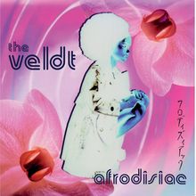 „The Veldt“, „Afrodisiac“; Illustration einer Person mit Afro vor rosa Blüten.