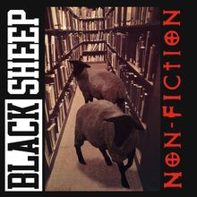 Text: "BLACK SHEEP" links, "NON-FICTION" rechts. Zwei Schafe in einer Bibliothek zwischen Bücherregalen.