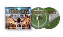 Texte: "Fetenhits Fußball-Party", "2 CDs". Links CD-Hülle mit jubelnder Menge. Rechts zwei CDs mit grünem Rasenmotiv.