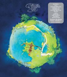 Ein abgerundeter Landschaftsausschnitt mit grünen und blauen Flächen, oben sind zwei Bäume. Links Text mit Albumdetails.