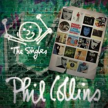 „The Singles“ und „Phil Collins“ in weißer Schrift auf einer Wand. Verschiedene Albumcover sind angeordnet.
