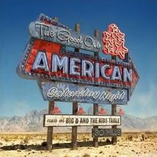 „The Good Ole American Saturday Night“. „FEATUR. BIG D AND THE KIDS TABLE“. „30 MILES“. Neon-Schild in Wüstenlandschaft.
