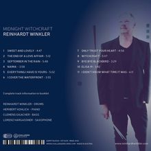 MIDNIGHT WITCHCRAFT  
REINHARDT WINKLER  
Liste der Tracks und deren Dauer.  
Bandmitglieder und ihre Rollen.  
Ein Mann im Anzug mit Drumsticks.
