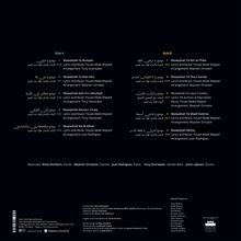 Texte auf dunklem Hintergrund listen Musiktitel, Mitwirkende und Produktionsdetails in Englisch und Arabisch auf.