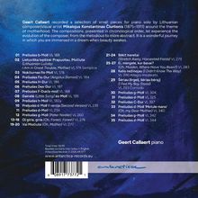 Geert Callaert führt Klavierstücke von Mikalojus Konstantinas Čiurlionis auf. Tiefblaue Hintergrundillustration.