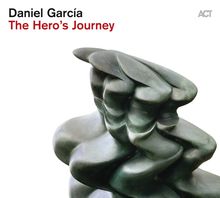 Oben links: „Daniel García The Hero’s Journey“. Abstrakte Skulptur mit weichen, geschwungenen Formen.