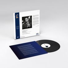 "Past is Present" steht auf dem blauen Streifen. Cover zeigt Foto eines Mannes. Eine Schallplatte liegt daneben.
