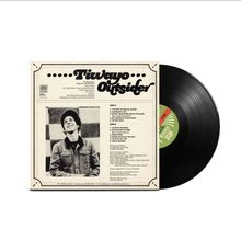 "Tiwayo Outsider" oben in dekorativer Schrift. Darunter Trackliste. Schwarz-weiß Foto eines lächelnden Mannes zentriert.