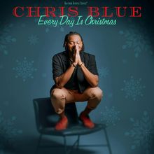"Chris Blue, Every Day Is Christmas." Eine Person sitzt nachdenklich auf einem Stuhl, umgeben von Schneeflockenmustern.