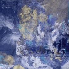 Abstrakte Illustration in Blau- und Gelbtönen mit Wolken- und Turmstrukturen, ohne erkennbaren Text.