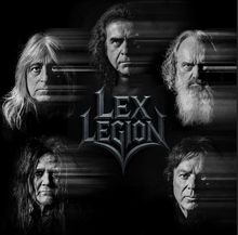 „LEX LEGION“ steht in metallischer Schrift. Fünf Männergesichter sind um den Schriftzug angeordnet, teils unscharf.