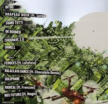 Liste der Tracks "Side A" und "Side B", Hintergrund zeigt ein grünes Stadtpanorama mit Explosionen und Drohnen.