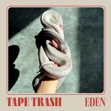 "TAPE TRASH" und "EDEN" oben und unten. Eine helle Schlange umarmt eine Hand, mit einem grauen Hintergrund.