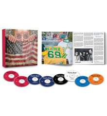 Text: "Gentle Giant" auf CDs. Links ein Box-Set mit einem Gemälde: Gesicht hinter US-Flagge. Rechts Trikots und Buchseite.