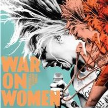 "War On Women" in kräftigen Buchstaben, dynamische Sängerin mit Mikrofon und Gitarre im energetischen Bühnenmoment.
