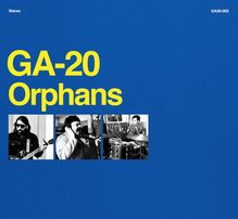 Oben steht "GA-20 Orphans" in Gelb, darunter drei Schwarz-Weiß-Bilder von Musikern. Hintergrund ist Blau.