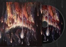 CD mit Illustration: Eine schwebende Gestalt in brennenden Farben, umgeben von herabfließenden Lichttropfen.