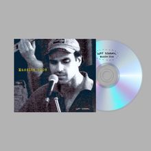 "Massive Shoe" in gelb und "WAY DYNAMIC" auf einer CD. Ein Mann singt in ein Mikrofon.