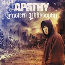 "Apathy", "Eastern Philosophy". Eine Figur mit Kapuze vor einem urbanen, winterlichen und städtischen Hintergrund.