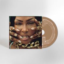 Text auf CD: "creole culture". Das Gesicht einer Person mit goldenen Accessoires und dekorierten Fingernägeln.