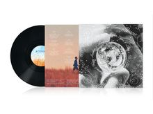 Vinyl-Schallplatte mit Cover. Links: Schwarze Scheibe, rechts: farbenfrohes und schwarz-weißes Artwork, Songtitel erkennbar.