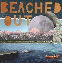 "BEACHED OUT" steht oben. Eine Collage zeigt Berge, Himmel, den Mond und einen See mit einem Kajakfahrer im Vordergrund.