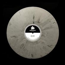 In der Mitte steht "Independent". Eine marmorierte Vinyl-Schallplatte, die von Grau- und Schwarztönen durchzogen ist.