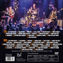 Texte auf dem Bild: Titel von CD und DVD, Konzert-Aufnahmeort und -datum, Website.  
Live-Auftritt mit Band und Publikum.