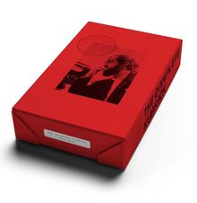 Roter Karton mit Text "THE COMPLETE KUBRICK" und Bild eines Mannes im Profil, nachdenklich mit Bart.