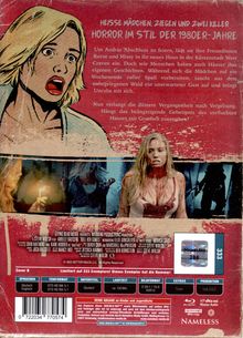 Oben steht: "HEISSE MÄDCHEN, ZIEGEN UND ZWEI KILLER. HORROR IM STIL DER 1980ER-JAHRE." Darunter ein blondes Mädchen in Panik.