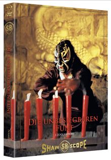 "Die Unbesiegbaren Fünf" steht in roter Schrift. Eine Person mit bemaltem Gesicht und Maske, im Hintergrund sind Kerzen.