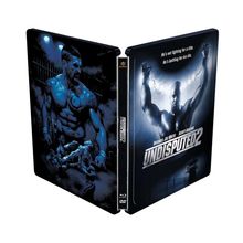 "UNDISPUTED 2," mit Kämpferabbildung, erhobene Fäuste mit Ketten. Links: Kampf im Ring, muskulöser Mann.