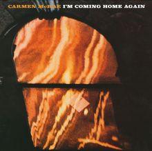Text: "CARMEN McRAE I'M COMING HOME AGAIN". Hintergrund: Abstrakte, warme, gelbe und orange Lichtmuster.